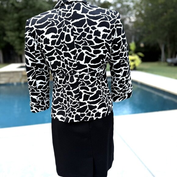 GORGEOUS LIZ CLAIBORNE BLACK AND WHITE ANIMAL PRINT SUIT SKIRT SET - Picture 5 of 5
